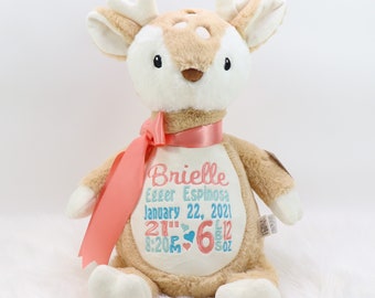 Könnte beinhalten: Ein personalisierter Plüsch-Rehbock mit einem rosa Band um den Hals. Der Rehbock ist mit dem Namen "Brielle Egger Espinosa", dem Datum "22. Januar 2021", den Maßen "21" Zoll und 6 Pfund 12 Unzen sowie der Uhrzeit "8:20 Uhr" bestickt.