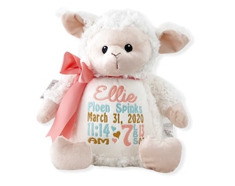 Könnte beinhalten: Weißes Plüschlamm-Plüschtier mit rosa Schleife und gestickten Details. Die Stickerei lautet "Ellie", "Ploen Spinks", "March 31, 2020", "11:14 AM", und "7 lbs 13 oz".