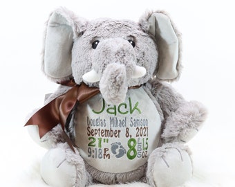 Könnte beinhalten: Grauer Plüsch-Elefanten-Stofftier mit einem braunen Band um den Hals. Der Elefant hat gestickte Details wie den Namen "Jack", das Datum "8. September 2021" und den Text "Douglas Mikael Samson 21" 9:18 PM 8 lbs 15 oz".