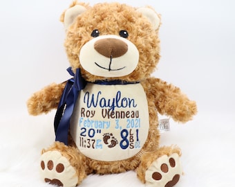 Könnte beinhalten: Ein brauner Teddybär mit einem blauen Band und gestickten Details. Die Stickerei enthält den Namen Waylon Roy Vienneau, das Datum 3. Februar 2021, die Uhrzeit 23:37 Uhr, das Gewicht 8 lb 1 oz und die Länge 20 Zoll.