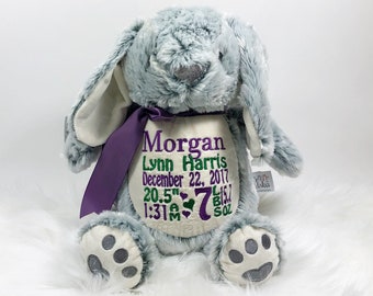 Könnte beinhalten: Grauer Plüschhase mit einem violetten Band und gestickten Details. Die Stickerei lautet "Morgan Lynn Harris 22. Dezember 2017 20,5" 7 lbs 1:31 Uhr".
