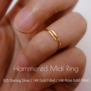 Pode incluir: Um anel midi martelado dourado é usado no dedo. O anel tem um design simples e minimalista com uma superfície texturizada. O texto na imagem diz "Hammered Midi Ring" e "925 Sterling Silver / 14K Gold Filled / 14K Rose Gold Filled."