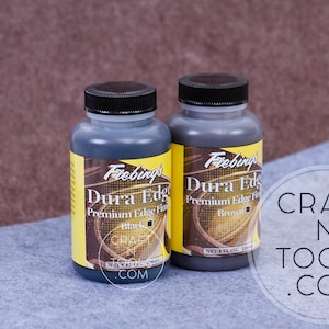 Peut inclure: Deux flacons de finition pour bordures de cuir Fiebing's Dura Edge Premium, l'un noir et l'autre brun. Chaque flacon contient 59 ml (2 fl oz).