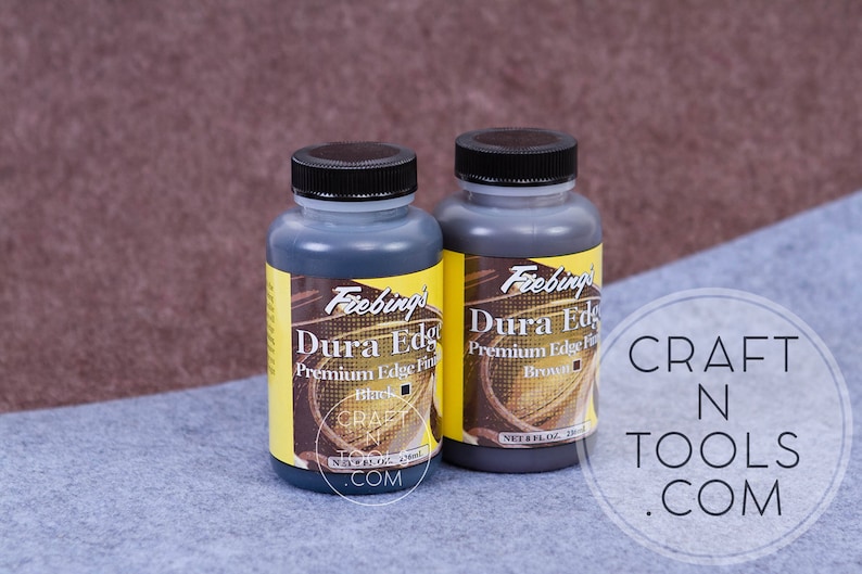 Peut inclure: Deux flacons de finition pour bordures de cuir Fiebing's Dura Edge Premium, l'un noir et l'autre brun. Chaque flacon contient 59 ml (2 fl oz).