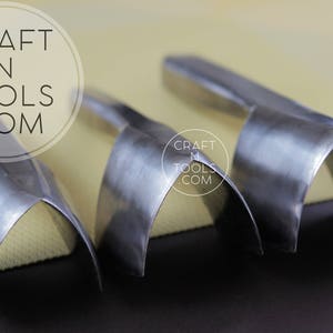Puede incluir: Tres herramientas de metal para trabajar el cuero con forma curva. Las herramientas est&aacute;n dispuestas en fila de la m&aacute;s grande a la m&aacute;s peque&ntilde;a. Las herramientas est&aacute;n hechas de metal plateado y tienen un acabado brillante. Las herramientas est&aacute;n etiquetadas con "CRAFT N TOOLS .COM".