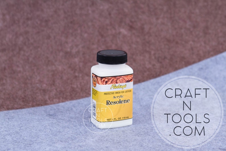 K&ouml;nnte beinhalten: Eine wei&szlig;e Flasche Fiebing's Acrylic Resolene Lederfinish. Die Flasche ist mit dem Produktnamen und Gebrauchsanweisungen beschriftet. Die Flasche enth&auml;lt 118 ml.