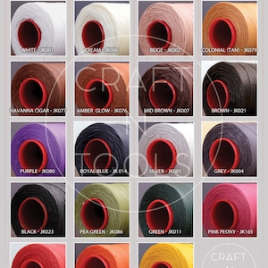 Puede incluir: Una carta de colores que muestra 20 colores diferentes de hilo de coser encerado. El hilo est&aacute; disponible en tama&ntilde;os de 0,6, 0,8, 1,0 y 1,2 mm. La carta est&aacute; etiquetada como "Ritza 25 / Colors Chart" y "Julius Koch".