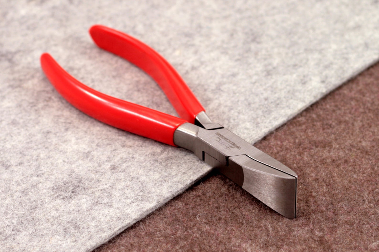 Плоскогубцы с нейлоновыми губками. Пассатижи жестянщика. +плоскогубцы +тупоносые, +knipex +kn-2006160 купить. Пассатижи с широкими губками. Пассатижи с фиксатором.