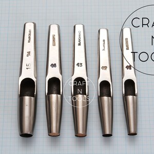 K&ouml;nnte beinhalten: F&uuml;nf Metall-Lochstempel in verschiedenen Gr&ouml;&szlig;en, beschriftet mit den Zahlen 15, 14, 43, 42 und 41. Die Stempel sind silberfarben und haben eine abgerundete Spitze. Der Text "CRAFT N TOOLS" ist im Hintergrund sichtbar.