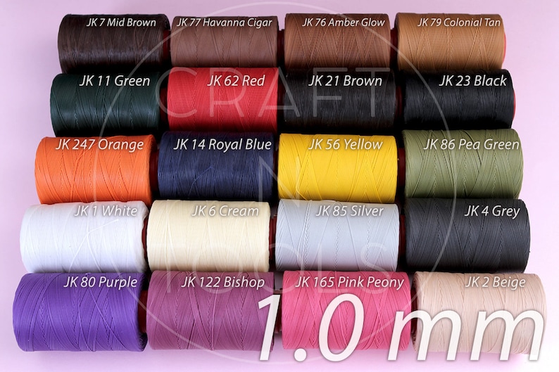 Puede incluir: Una colecci&oacute;n de 20 carretes de hilo de 1,0 mm de di&aacute;metro en varios colores, incluyendo rojo, azul, verde, naranja, morado, marr&oacute;n, negro, blanco, amarillo y beige. Cada carrete est&aacute; etiquetado con un n&uacute;mero JK y un nombre de color.