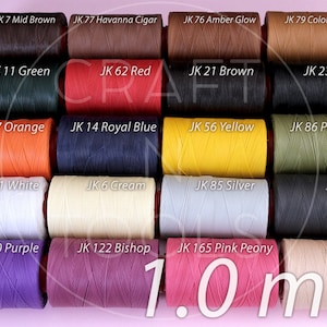 Puede incluir: Una colección de 20 carretes de hilo de 1,0 mm de diámetro en varios colores, incluyendo rojo, azul, verde, naranja, morado, marrón, negro, blanco, amarillo y beige. Cada carrete está etiquetado con un número JK y un nombre de color.