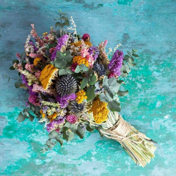Ramo rústico de flores silvestres. Flores secas naturales para la novia, damas de honor y niñas de las flores, de Florence and Flowers. Flores estilo boho para festivales.