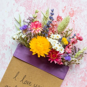 Pañuelo de bolsillo floral con flores secas. Boutonnière de boda alternativa con opción de mensaje secreto personalizado. Regalo floral para el novio.