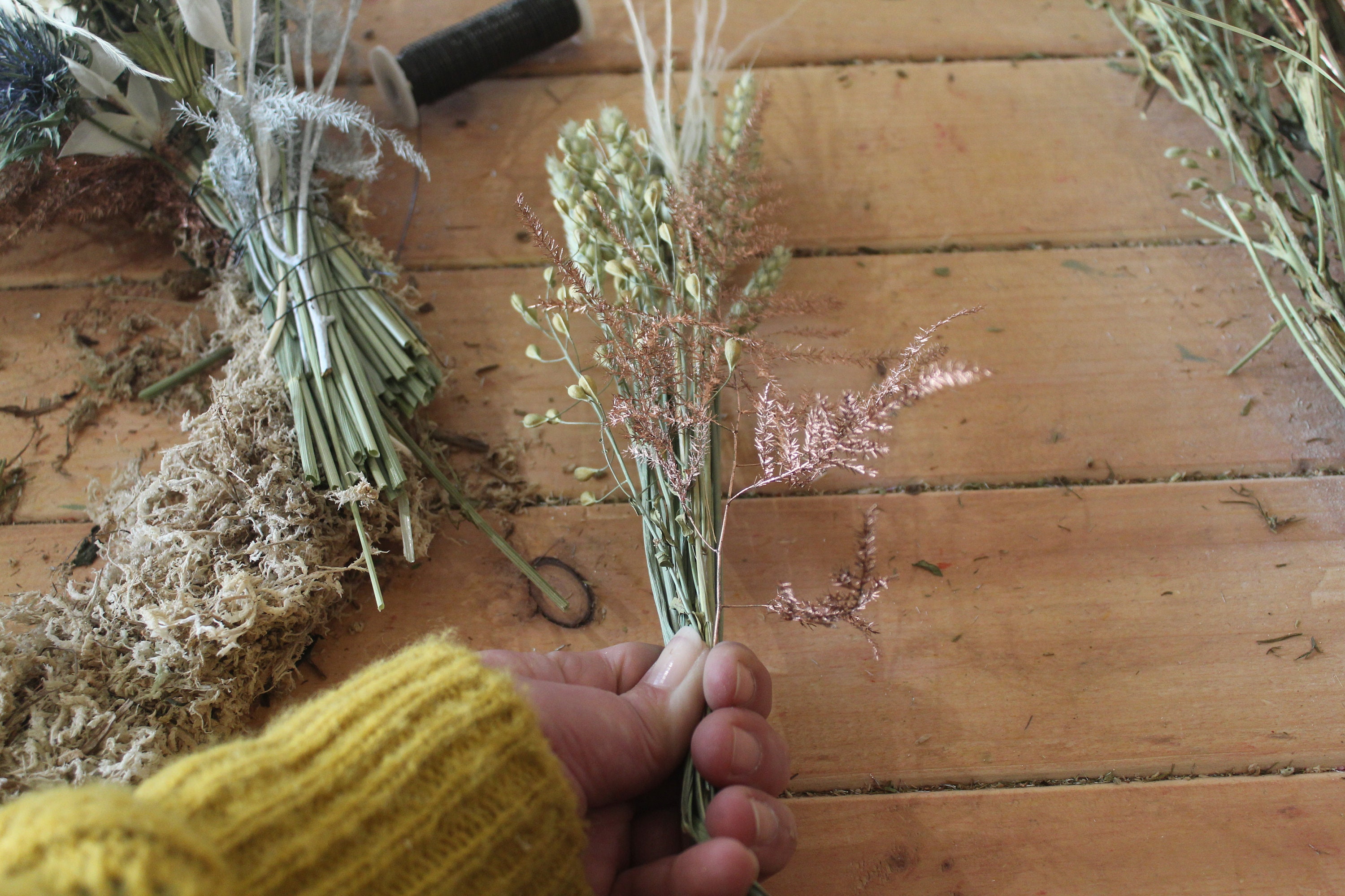 Cómo hacer una corona decorativa con flores secas - Foto 1