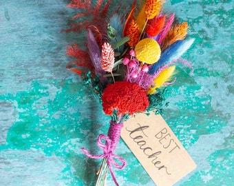 Regalo para profesores. Mini ramo de flores secas en colores arcoíris con mensaje personalizado. Agradecimiento a los profesores al final del curso, regalo para alumnos que terminan el curso.