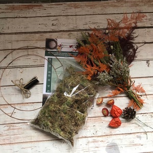 Puede incluir: Un kit para hacer una corona con un aro de alambre de cobre, follaje seco, musgo y elementos decorativos como flores secas, farolillos de papel y una pi&ntilde;a.