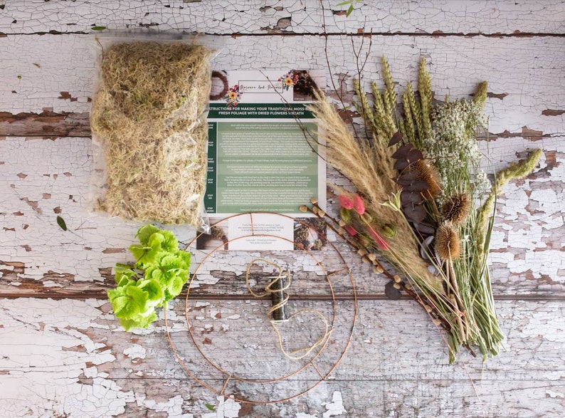 Puede incluir: Un kit para hacer una corona con flores secas, vegetaci&oacute;n y musgo. El kit incluye un aro de corona de alambre de cobre, cuerda e instrucciones para hacer una corona tradicional de flores secas.