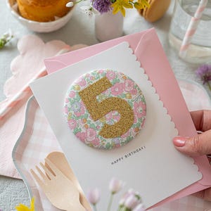 Emblema de aniversário / Presente de aniversário para filha / Broche de aniversário / Cartão de aniversário para ela / Tecido Liberty / Artigos para festa de aniversário