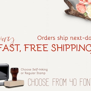 Op de afbeelding: Een rode tekstafbeelding op een witte achtergrond luidt "Very FAST, FREE SHIPPING! Orders ship next-day!" Onder de tekst zijn twee stempels afgebeeld. Een is een zwarte stempel met zelfinkt en de andere is een houten stempel. De tekst onder de stempels luidt "Choose Self-Inking or Regular Stamp CHOOSE FROM 40 FONTS..."