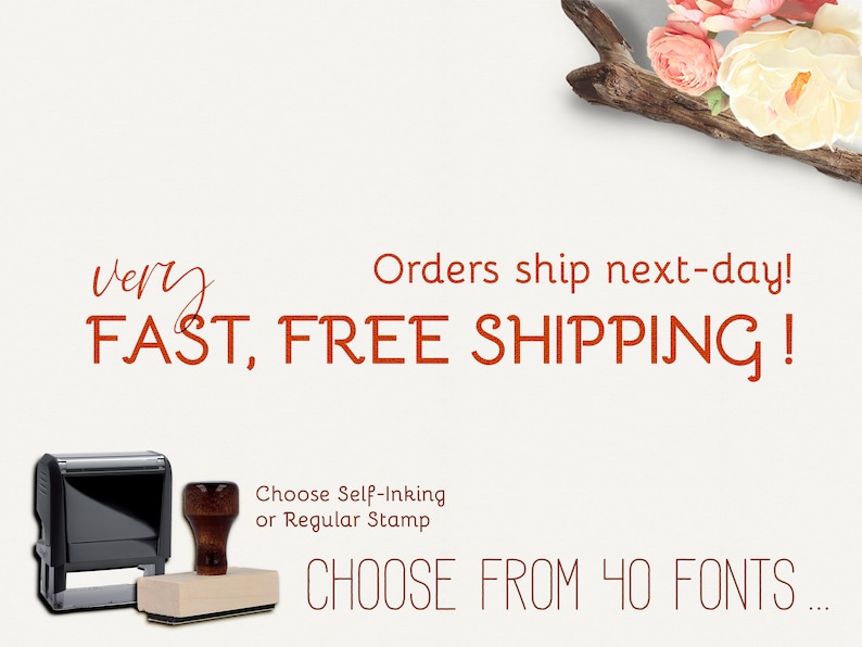 Op de afbeelding: Een rode tekstafbeelding met de tekst "Very FAST, FREE SHIPPING!" met daaronder de woorden "Orders ship next-day!"  Onder de tekst zijn twee stempels afgebeeld. E&eacute;n is een zwarte stempel met zelfinkt en de andere is een houten stempel. De tekst "Choose Self-Inking or Regular Stamp" staat onder de stempels. De tekst "CHOOSE FROM 40 FONTS..." staat onder de stempelopties.