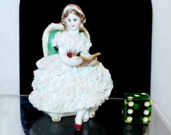 1 / 3 Dresden　ドレスデン　ソファーチェアに座る女性と鳥の置物 Original Dresden / Lace Figurine / Lady Sitting on Settee / Fancy