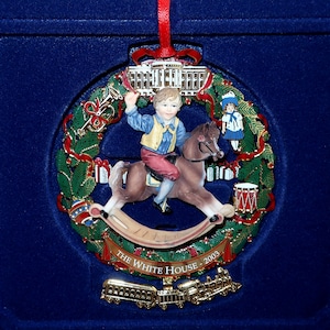 2003 WHITE HOUSE HISTORICAL Association Christmas Ornament Boy Rocking Horse Wreath Gold Enamel Vintage Lover NiB Box Collect Lover Gift