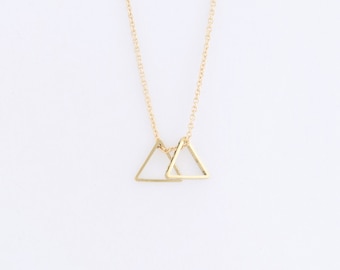 Dubbele kleine driehoek ketting (messing of geelkoper) op een 14k gouden gevuld ketting — minimale geometrische ketting