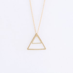 Dubbele driehoekketting (messing) op een 14k gold filled ketting: minimalistische geometrische ketting