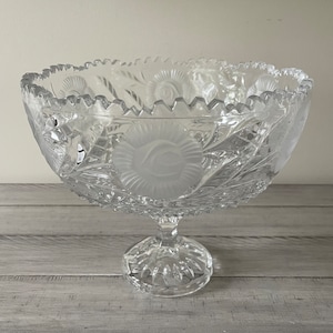 Vintage kristallen schaal met gematteerde rozen Vintage decor kristallen serveerschaal Vintage fruitschaal met voetstuk keukenmeubel