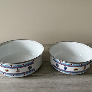 Vintage Enamel Bowls Set of Two Enamelware Metal Nesting Bowls Farmhouse Decor Vintage Kitchen Decor Heart Decor