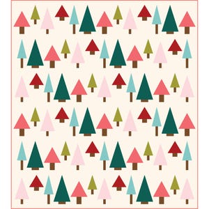 Pode incluir: Uma colcha com um padrão repetitivo de árvores triangulares estilizadas em tons de verde escuro, vermelho, rosa claro, azul claro e verde oliva. Cada árvore tem um tronco retangular castanho sobre um fundo creme com uma borda vermelha.