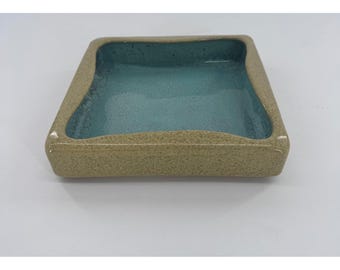 Bandeja cuadrada Glidden Pottery 107 con esmalte azul tostado craquelado, estilo moderno de mediados de siglo.