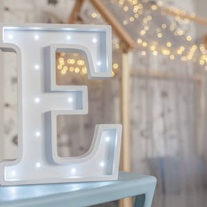 Luces del alfabeto - Letra de marquesina E - Luces de letra - Luz de batería - Letra LED E- Signo de marquesina - Bombillas nocturnas