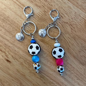 Handgemachter Fußball Schlüsselanhänger: Perlen Rucksack Clip, Fußball Mama Geschenk