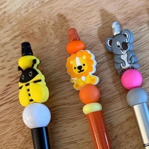動物ボールペン、ライオンペン、コアラペン、ビーペン、ボールペン、動物園ペン、ビーズペン、プラスチックと金属製のペン本体、かわいいペンギフト