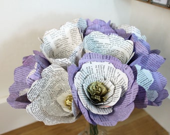 Ramo de flores de papel reciclado morado y blanco para aniversario.