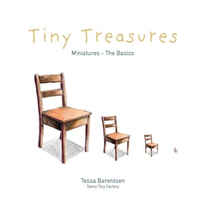 Op de afbeelding: Een boekomslag met de titel Tiny Treasures: Miniatures - The Basics door Tessa Barentsen van Teeny Tiny Factory. De omslag bevat een illustratie van vier bruine houten stoelen van afnemende grootte, gerangschikt van links naar rechts.