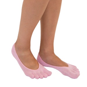 Pu&ograve; includere: Un paio di calzini rosa per le dita con un design senza cuciture. I calzini sono realizzati in un tessuto morbido e traspirante e sono perfetti da indossare con ballerine o sandali.