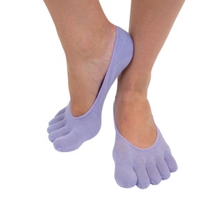 Pu&ograve; includere: Un paio di calzini a punta di colore lavanda con un design senza cuciture. I calzini sono realizzati in un tessuto morbido e traspirante e sono perfetti da indossare con sandali o ballerine.