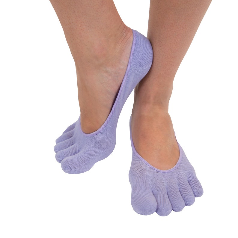 Pu&ograve; includere: Un paio di calzini a punta di colore lavanda con un design senza cuciture. I calzini sono realizzati in un tessuto morbido e traspirante e sono perfetti da indossare con sandali o ballerine.