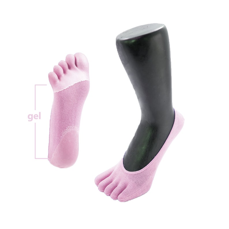 Pu&ograve; includere: Calzini rosa a cinque dita con un cuscinetto in gel sul fondo del piede. I calzini sono mostrati su un piede di manichino.