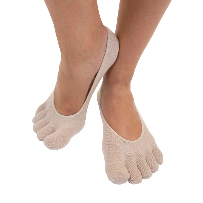 Pu&ograve; includere: Un paio di calzini beige a punta con un design senza cuciture. I calzini sono realizzati in un tessuto morbido e traspirante e sono perfetti da indossare con sandali o ballerine.