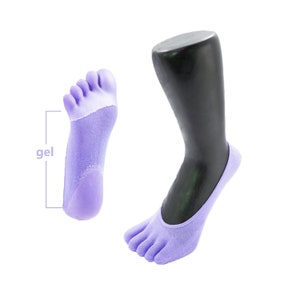 Pu&ograve; includere: Un paio di calzini per le dita di colore lavanda con un cuscinetto in gel sul fondo del piede. I calzini sono mostrati su un piede di manichino.