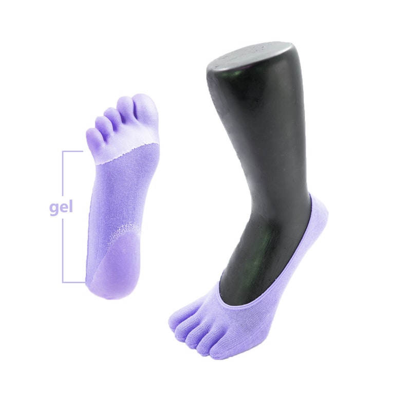 Pu&ograve; includere: Un paio di calzini per le dita di colore lavanda con un cuscinetto in gel sul fondo del piede. I calzini sono mostrati su un piede di manichino.