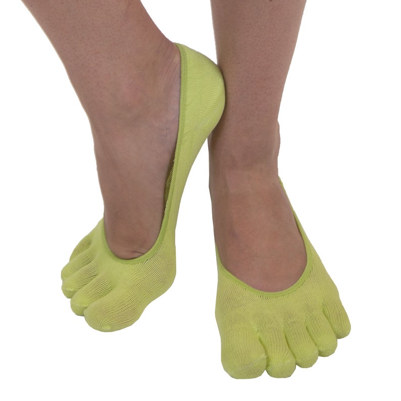 Pu&ograve; includere: Un paio di calzini a cinque dita di colore verde lime con un design senza cuciture. I calzini sono realizzati in un tessuto morbido ed elastico e sono progettati per essere indossati con scarpe basse.