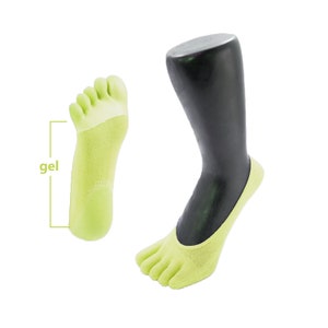 Pu&ograve; includere: Un paio di calzini a cinque dita di colore verde lime con un cuscinetto in gel sul fondo del piede. I calzini sono mostrati su un piede di manichino.
