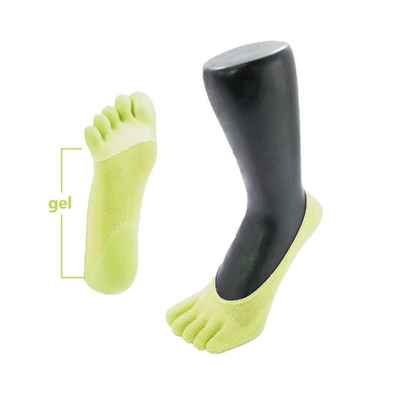 Pu&ograve; includere: Un paio di calzini a cinque dita di colore verde lime con un cuscinetto in gel sul fondo del piede. I calzini sono mostrati su un piede di manichino.