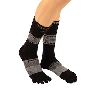 May include: Black toe socks with grey geometric patterns. The socks have individual toe slots and the word "TOETOE" printed on the cuff. Designed for comfort and performance.
