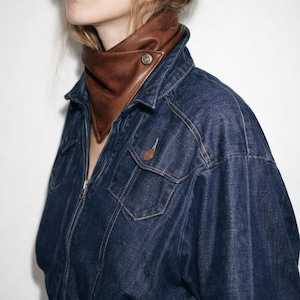 Brun halsduk i vaxad mocka, draperad halsduk, bohemisk västerländsk stil