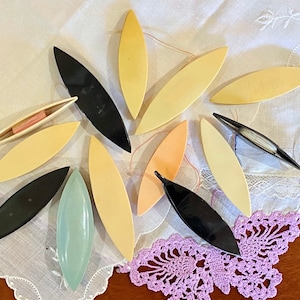 Antique Tatting Shuttles - Celluloid Shuttlecock - Vintage Sewing Lace Making Tool - Black, Ivory, Peach, Green - Grandmas Stash